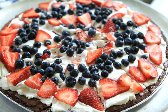 Berry patch brownie pizza