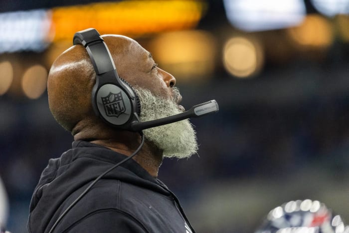 Lovie Smith salutes Texans on way out