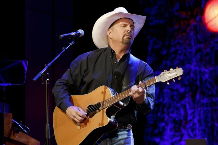 Today in Cubs history: Country singer Garth Brooks plays for the