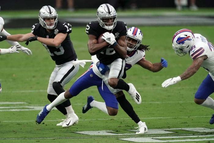 Jugadores famosos de la NFL que podrían ser cancelados después del campamento de entrenamiento 13 Zay Jones, WR, Raiders