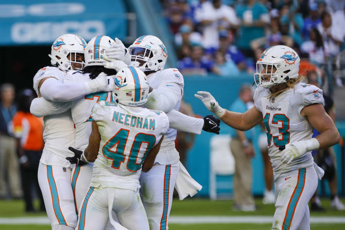 Dolphins defense swallows up Giants QB2