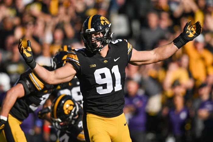 Iowa DE Lukas Van Ness | Comp: Cameron Jordan