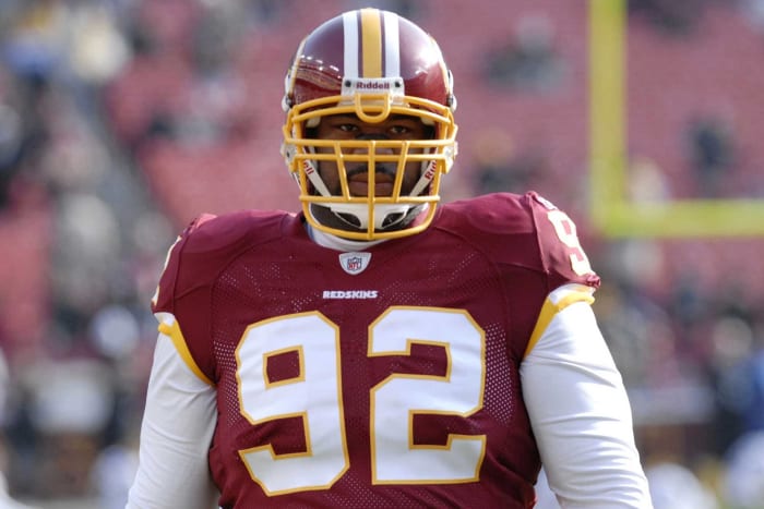 2009: Albert Haynesworth signs with Redskins