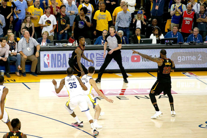 JR Smith forgets the score; LeBron "basically" breaks hand