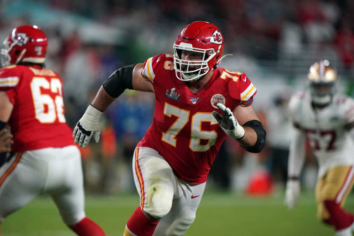 Jugadores famosos de la NFL que podrían ser cancelados después del campamento de entrenamiento 3 Laurent Duvernay-Tardif, OG, Jefes