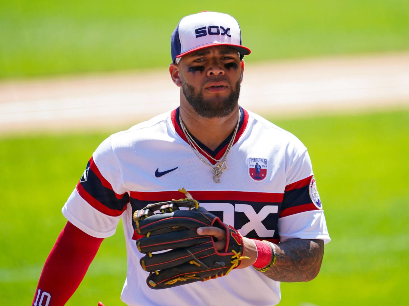 Let's watch Yoan Moncada's adorable son flip his bat like a pro