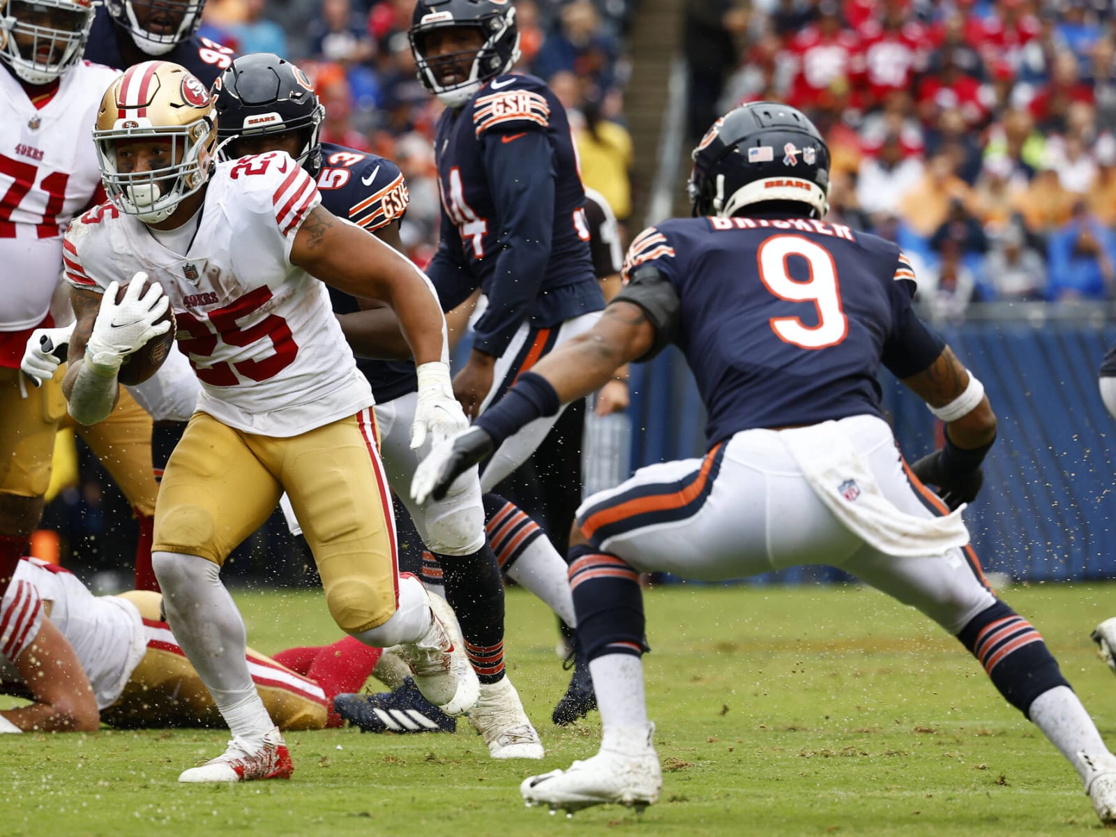 49ers RB Elijah Mitchell exits Bears game with knee injury