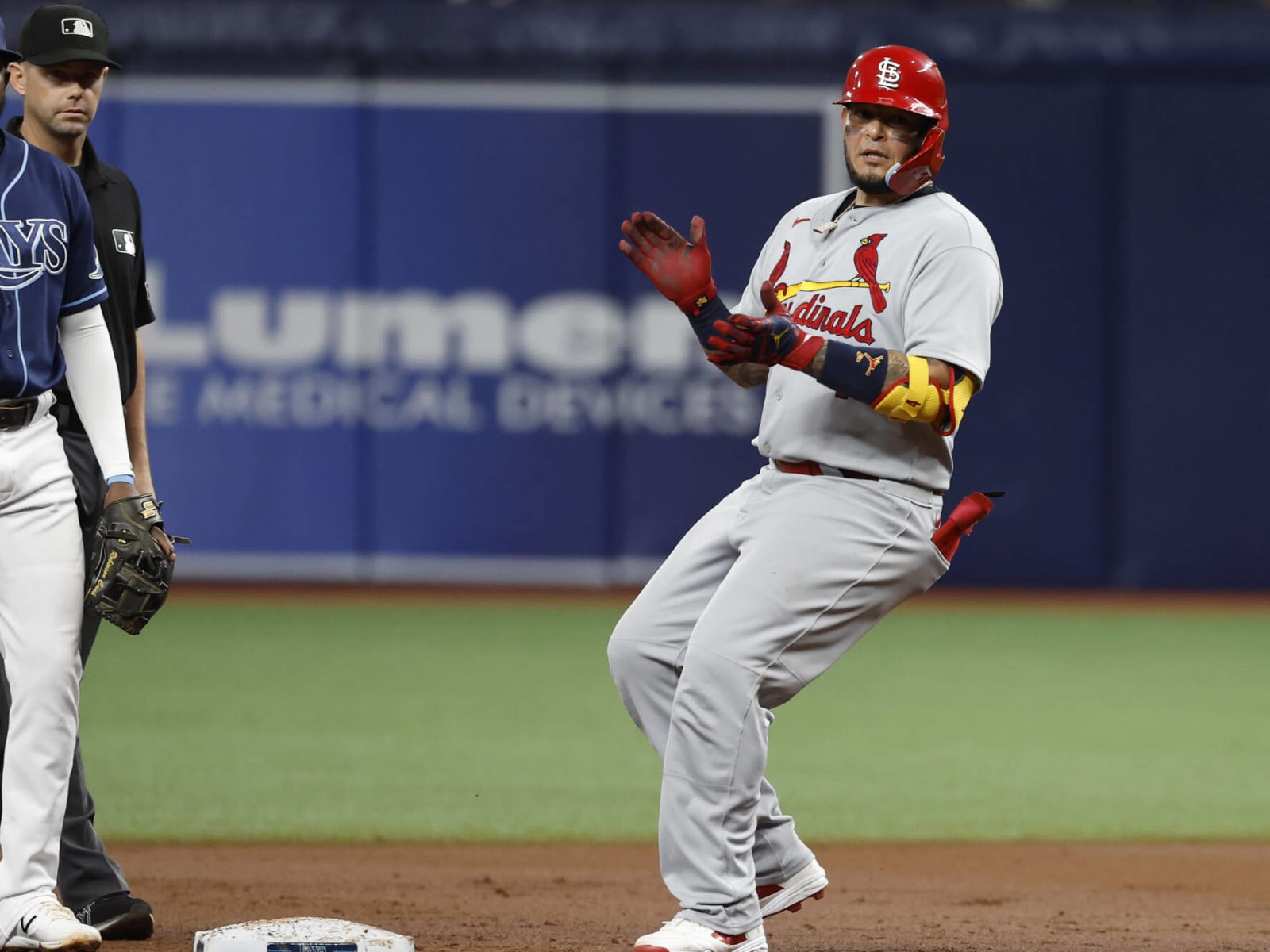 Cardinals' Yadier Molina headed to injured list with knee soreness