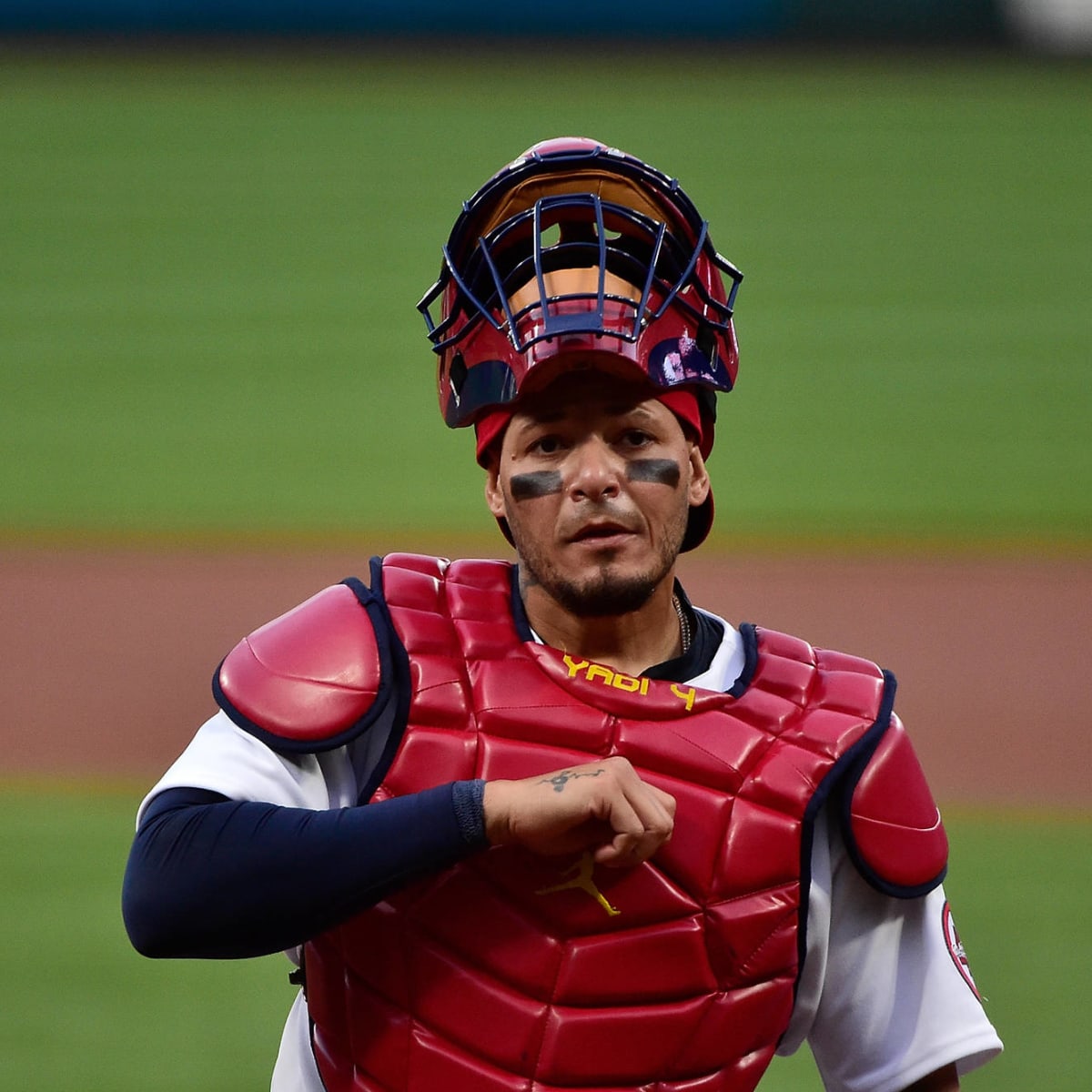 Cardinals' Yadier Molina headed to injured list with knee soreness, per  report 