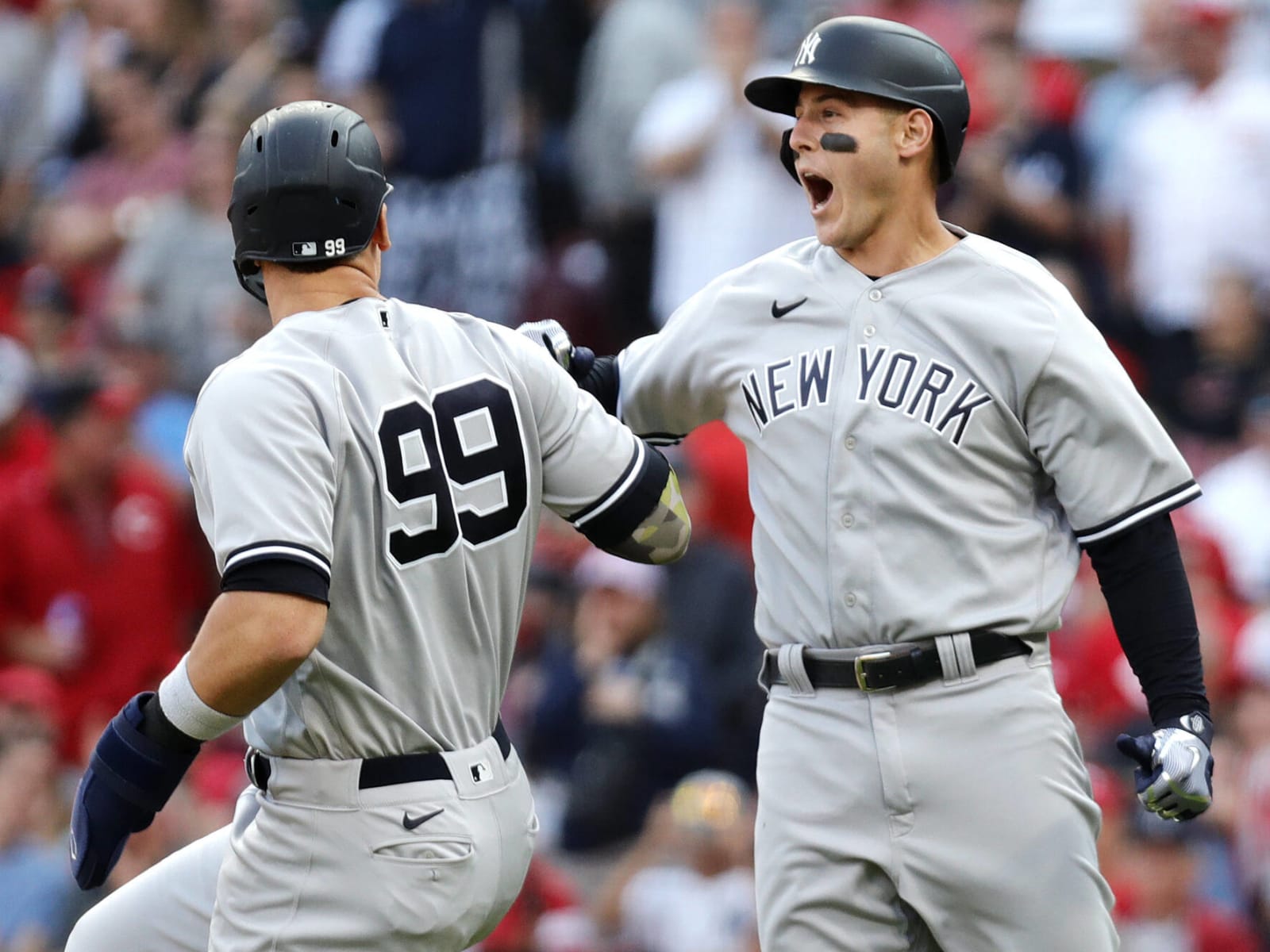 Yes, the New York Yankees should have alternate uniforms