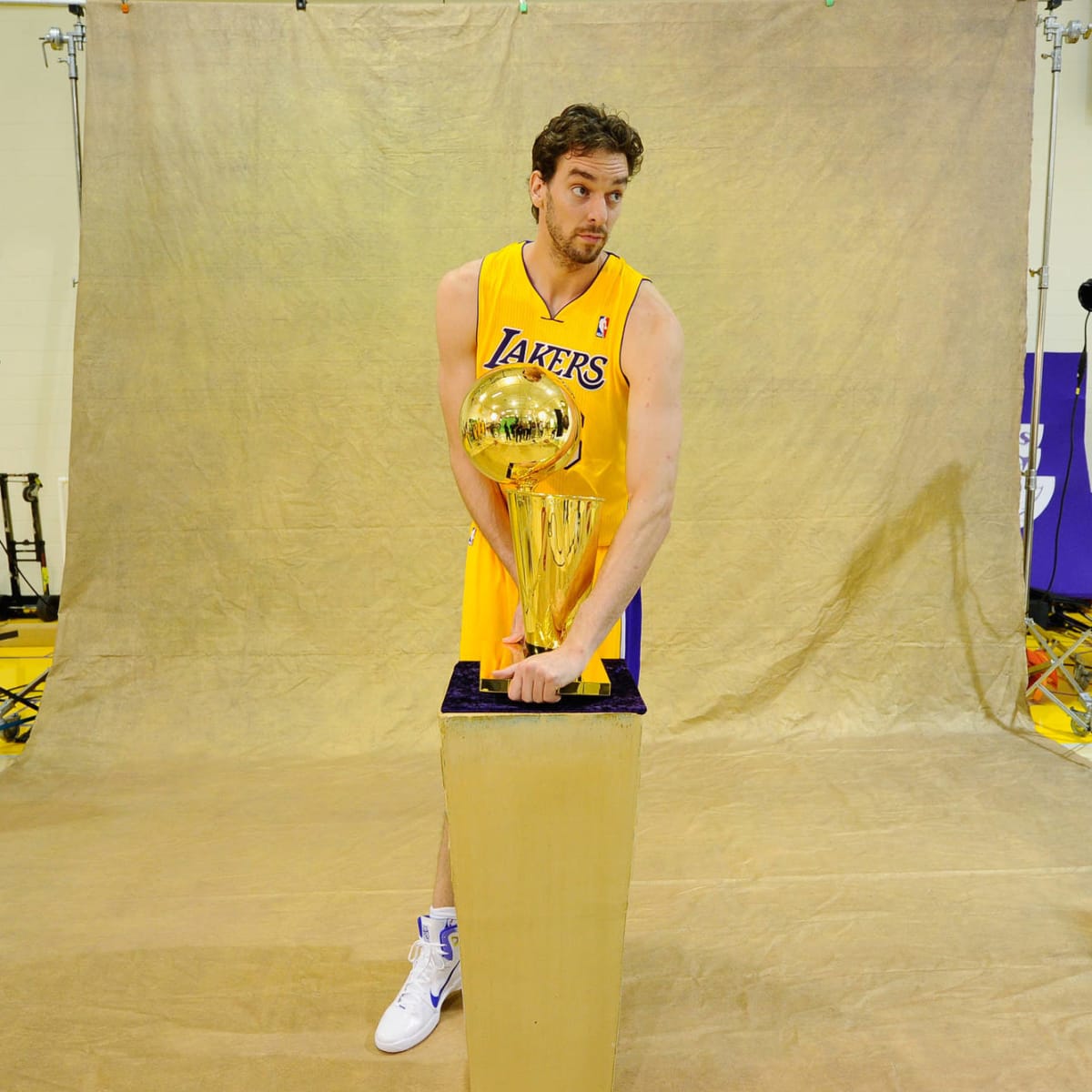 Retired numbers lakers deals