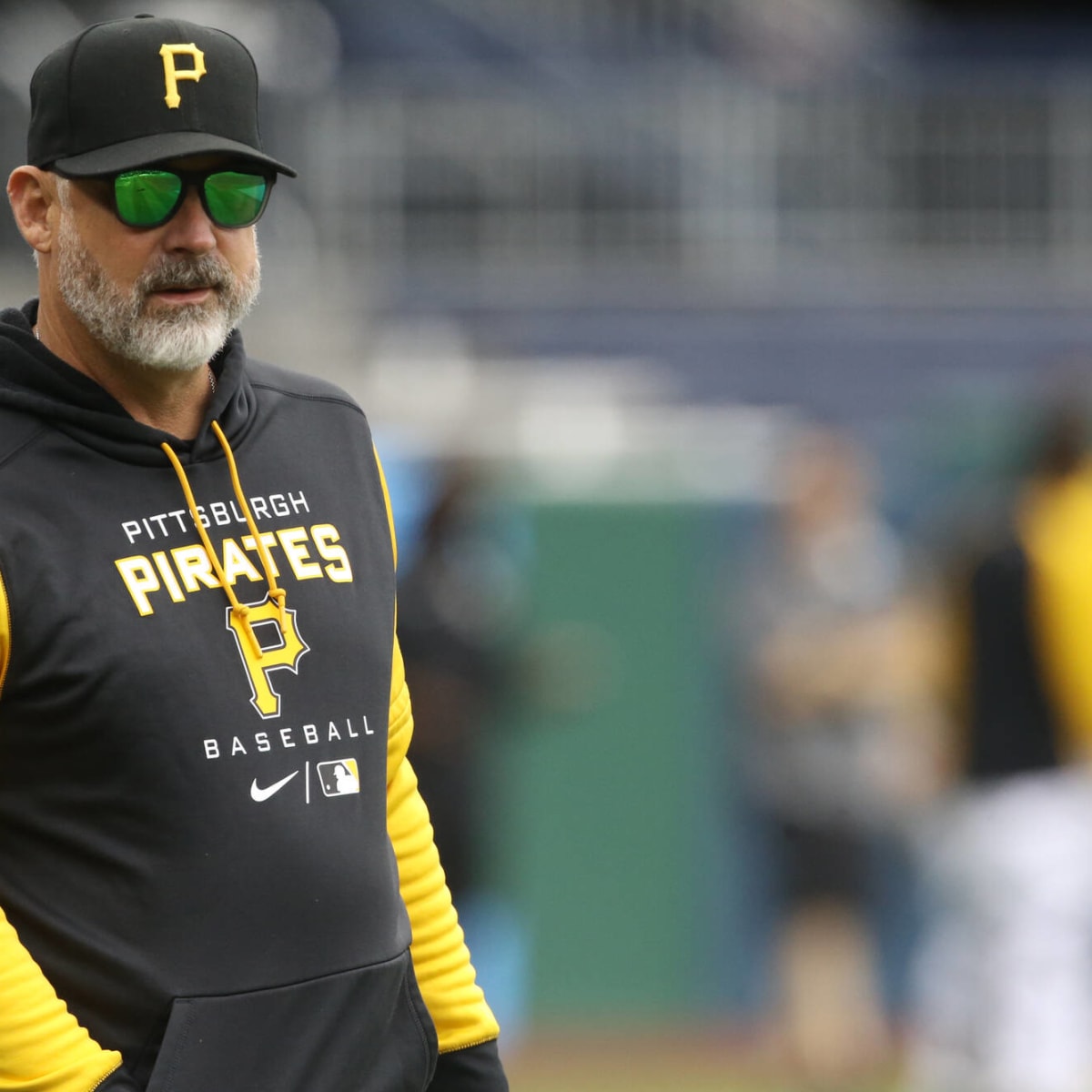 Pirates manager Shelton argues through mask, gets 1st ML win