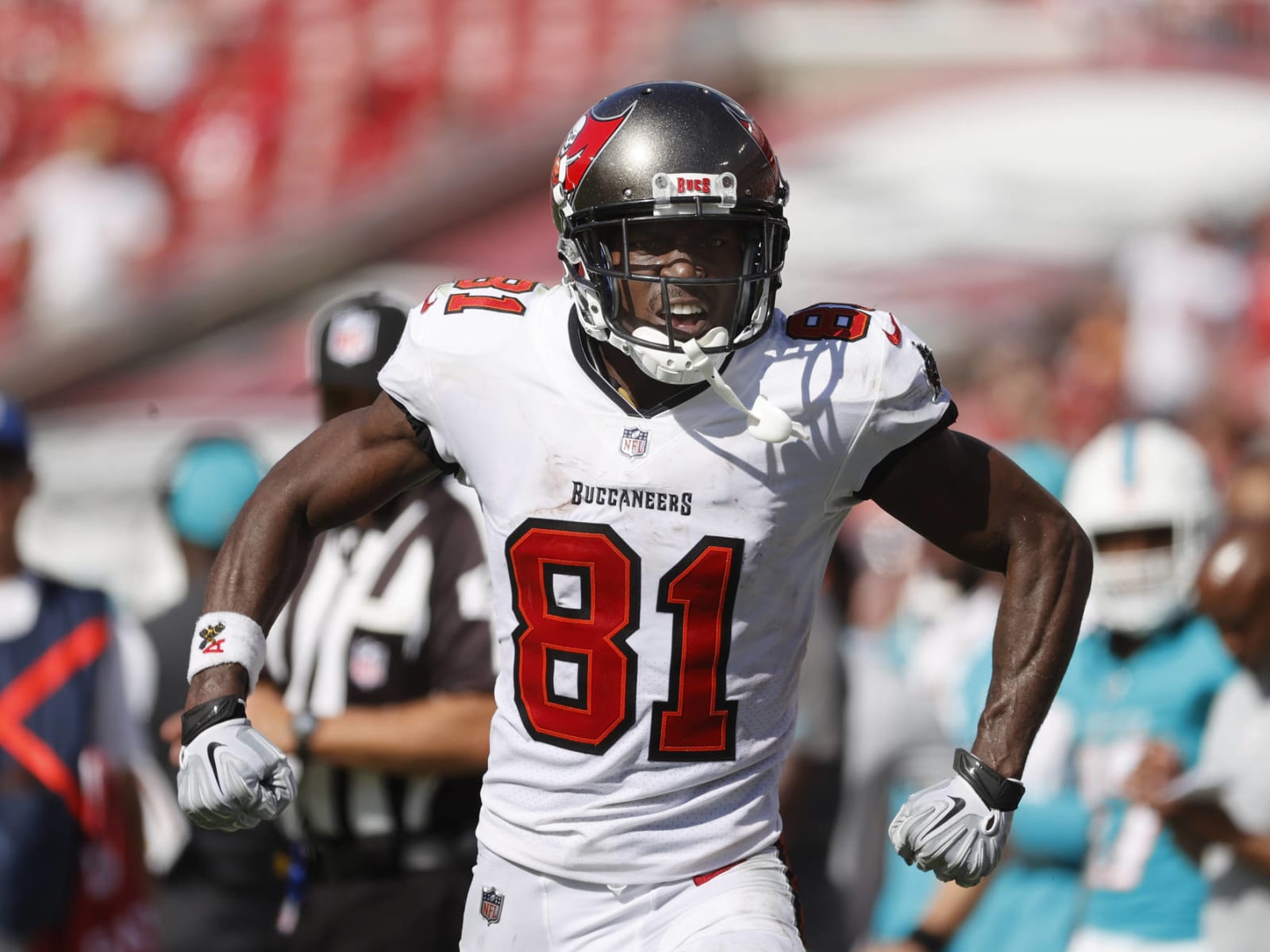 Antonio Brown, Mike Edwards to rejoin Buccaneers following