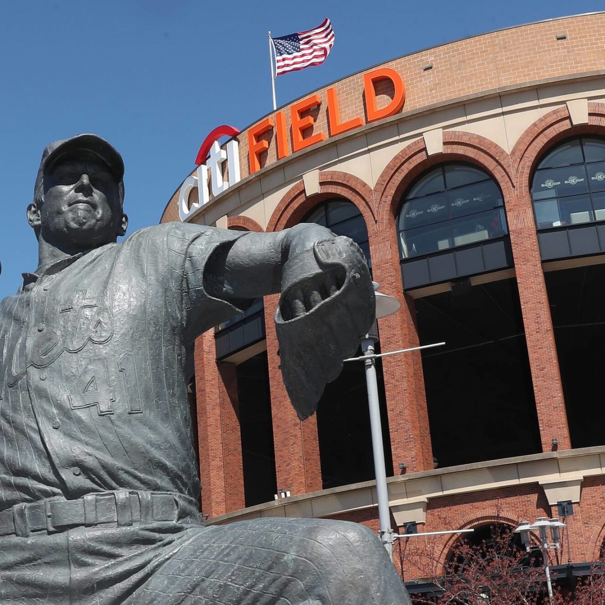 Tom Seaver statue at Citi Field features incorrect number font on