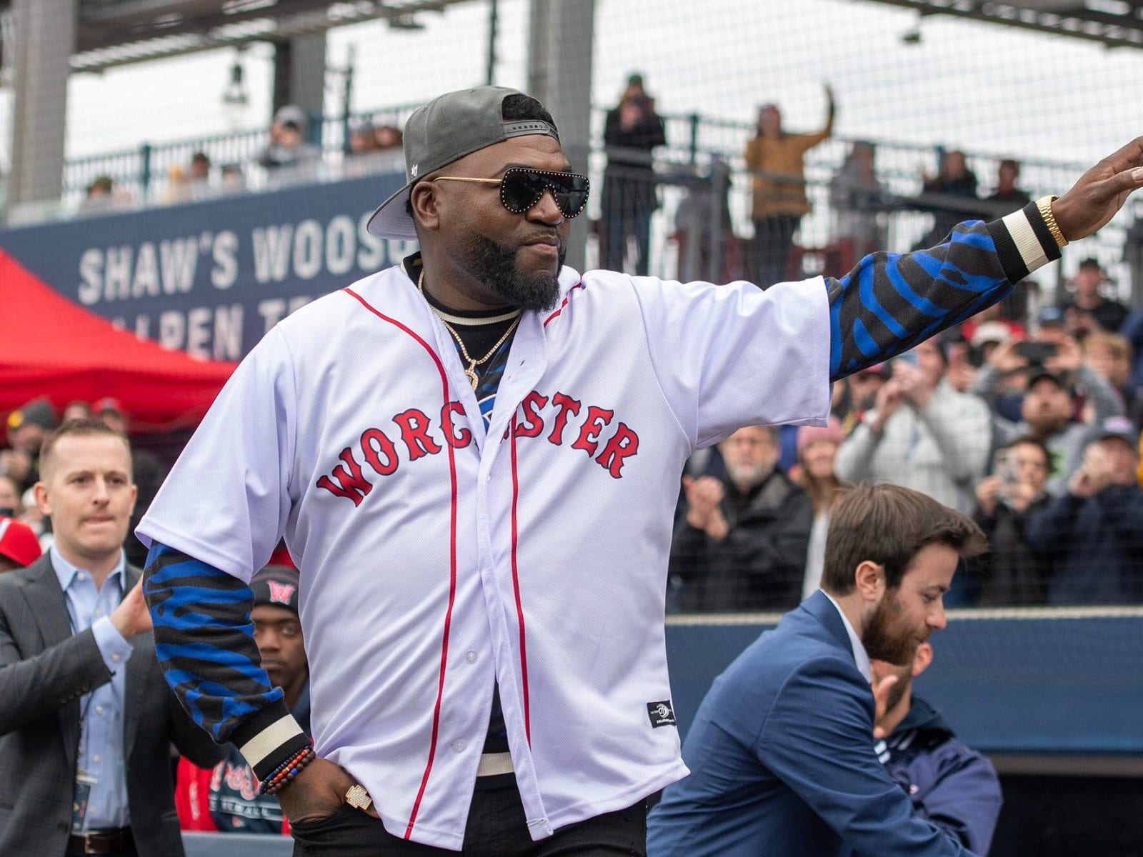 David Ortiz gifts Derek Jeter a Boston Red Sox jersey on his