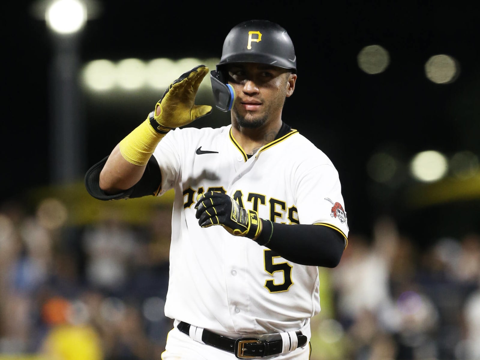 Pirates outright catcher Michael Perez