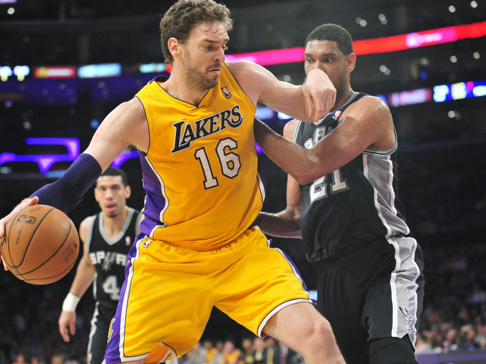 Pau Gasol gets emotional as Lakers retire his No. 16 jersey