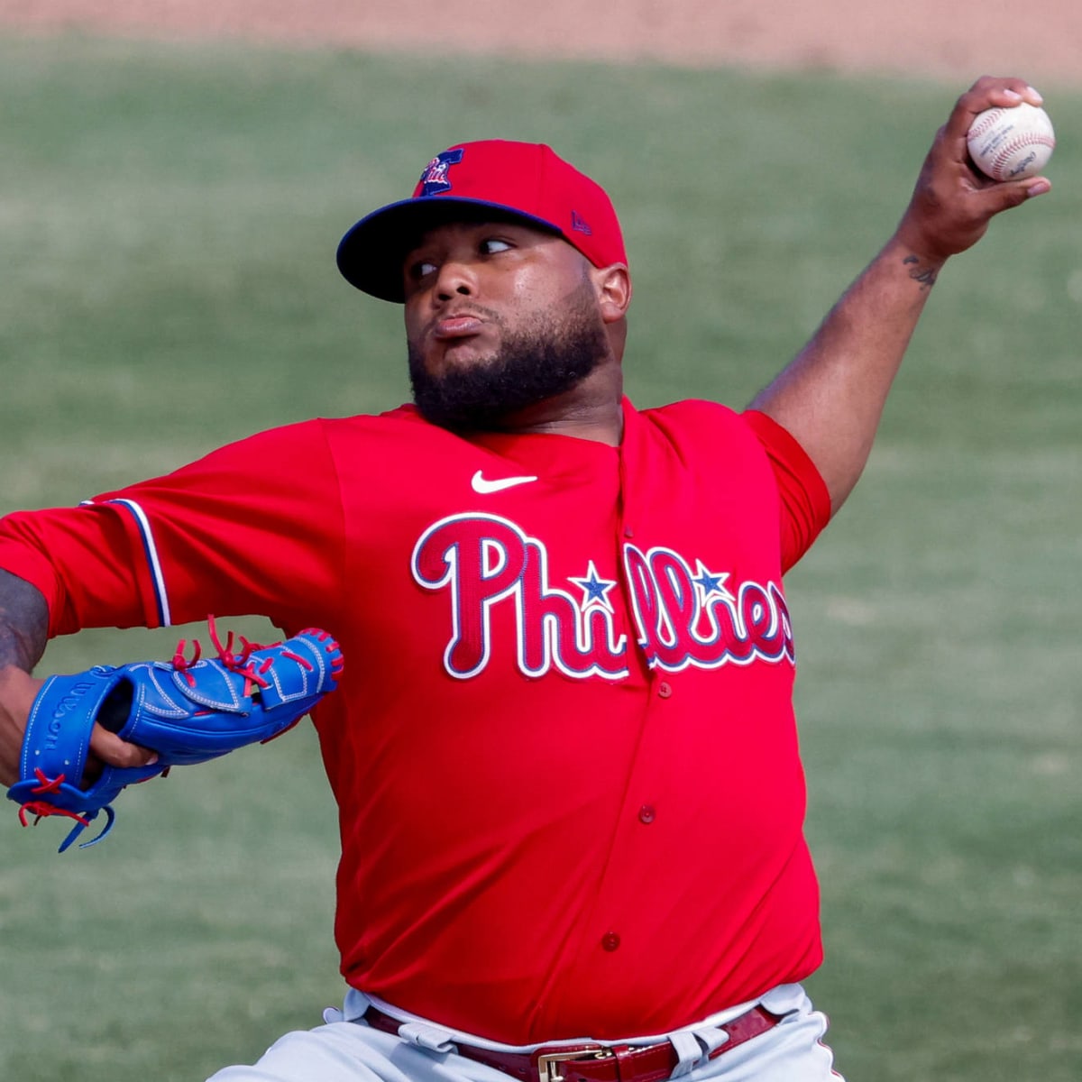 Phillies fans swap necklaces with reliever José Alvarado 