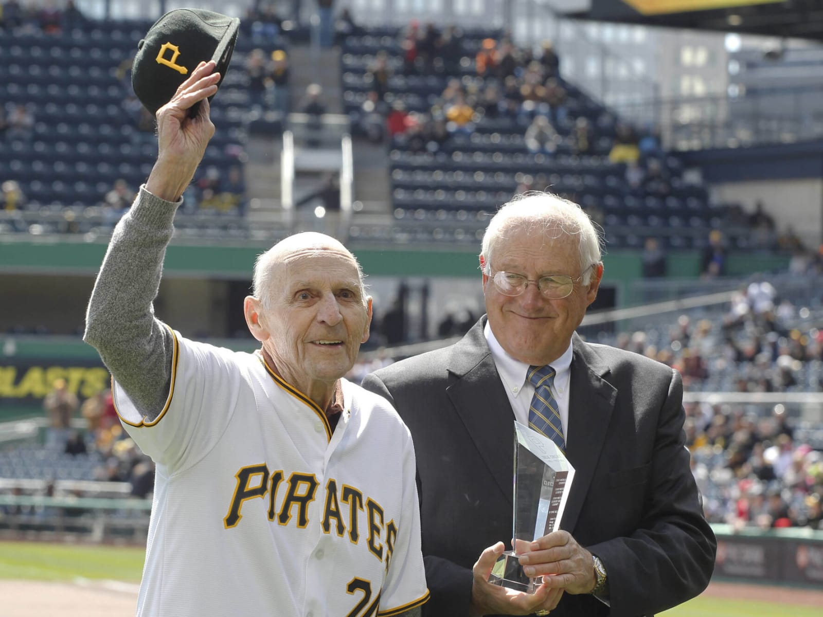 Pirates star Dick Groat, who also played in NBA, dies at 92