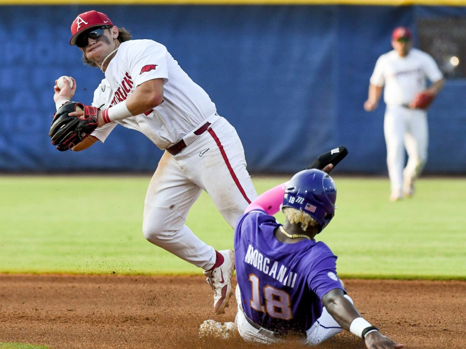 Watch Arkansas IF executes unbelievable fake-out Yardbarker