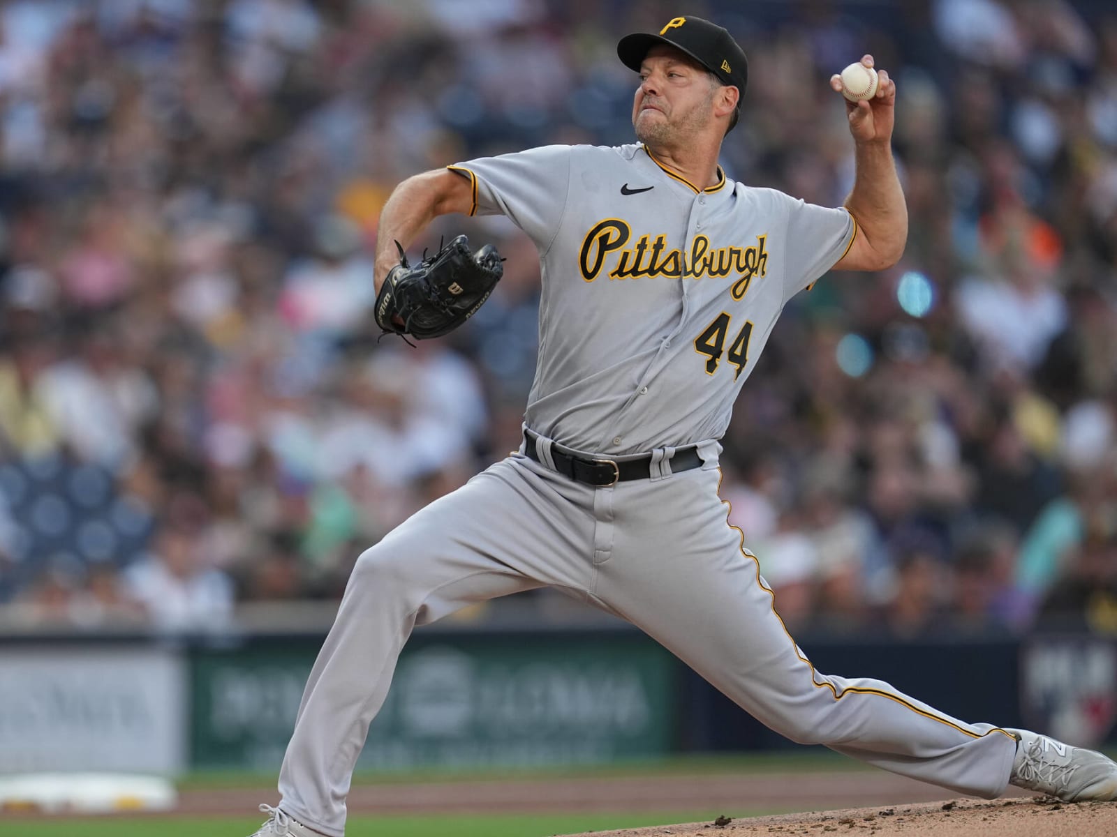 Pirates trade clubhouse favorite Daniel Vogelbach to Mets for pitcher