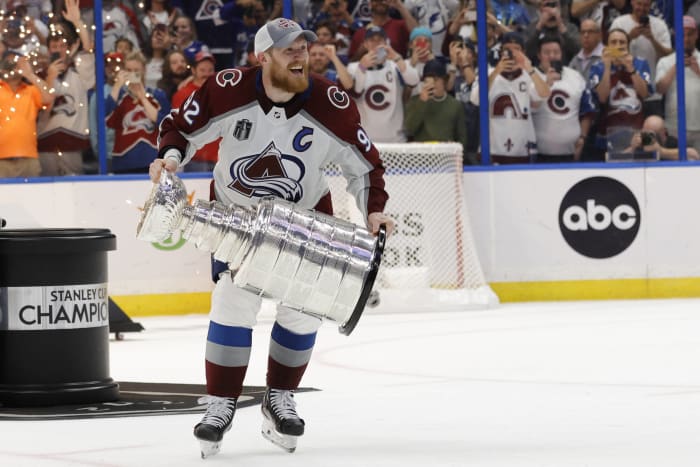 Who are the present captains of each NHL staff? 4 Colorado Avalanche: Gabriel Landeskog