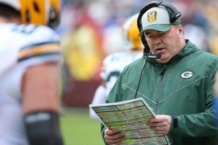 Green Bay Packers: Is McCarthy holding Rodgers back?
