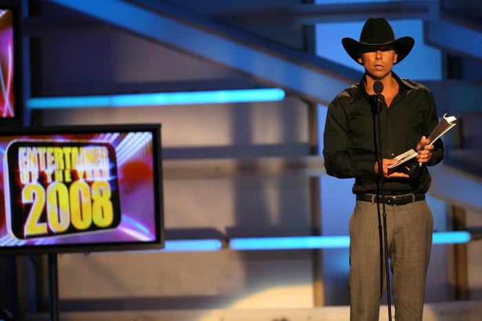 Kenny Chesney wins Entertainer of the Year