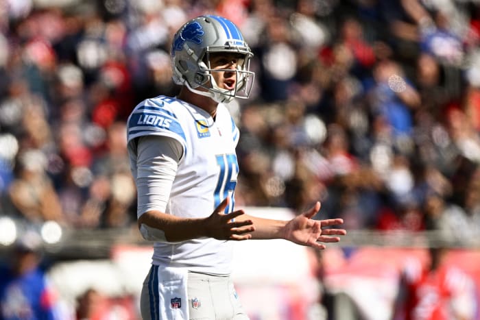 Lions' No. 1 offense faceplants in Foxborough