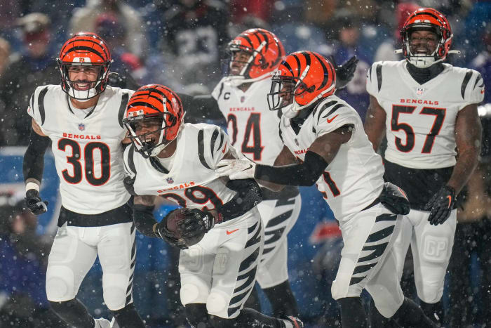 Bengals defense atones for sluggish wild-card outing