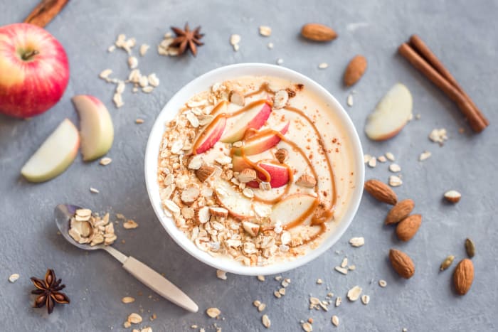 Apple pie smoothie bowl
