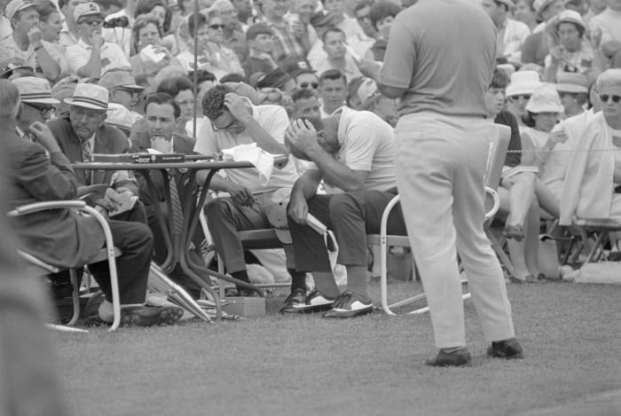 Roberto De Vicenzo signs an incorrect scorecard