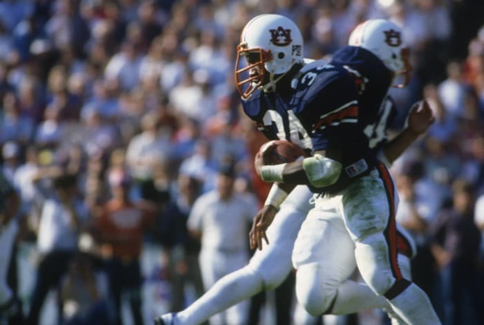 Los Angeles Raiders running back Bo Jackson carrying the ball to the  News Photo - Getty Images