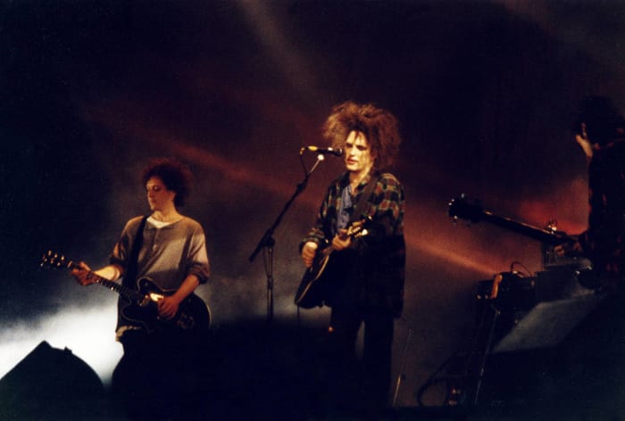 "Friday I'm in Love" (1992)