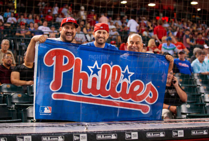 Best fans in baseball' show respect — for the most part — as the