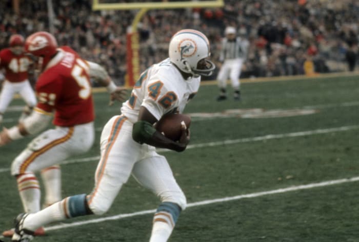 Dolphins rise up after landing Browns' Paul Warfield