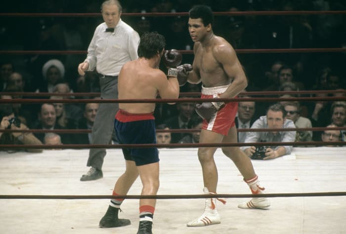 Ali returns to boxing