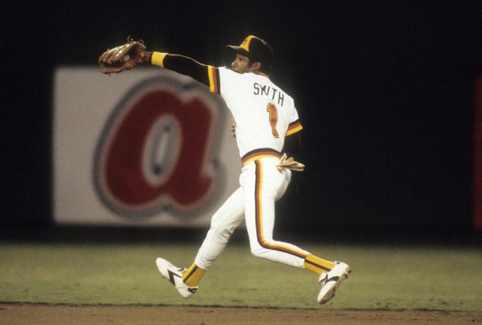 Ozzie Smith makes an incredible bare-handed adjustment