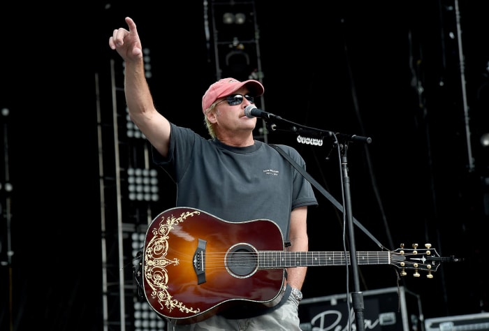 Alan Jackson 'plays' "Gone Country"