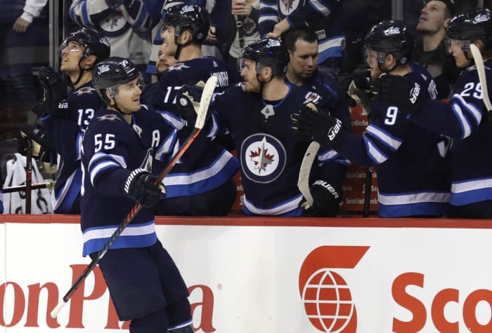 Winnipeg Jets: +2,200