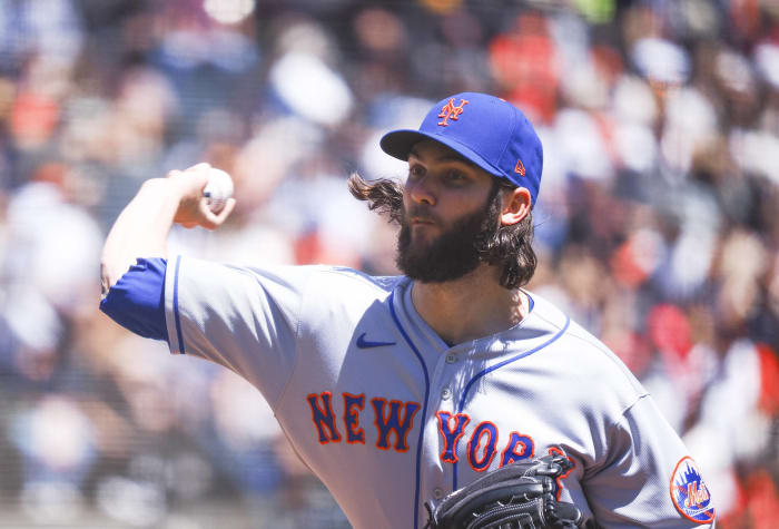 I legit thought this was Big Sexy warming up in the bullpen with Ottavino.  : r/NewYorkMets