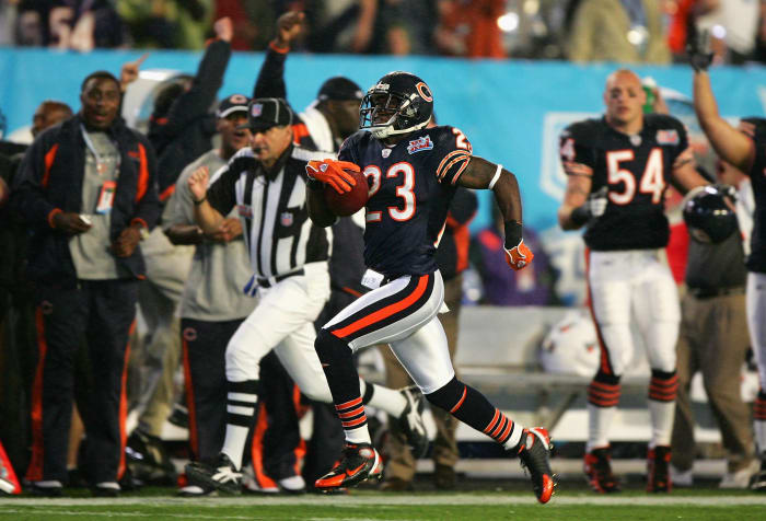 Devin Hester opens game with a kickoff return for touchdown