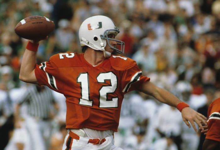 Buffalo Bills quarterback Jim Kelly practices passing prior to the start of Super  Bowl XXVII in Pasadena, Calif., Sunday, Jan. 31, 1993. (AP Photo/Bill Sikes  Stock Photo - Alamy