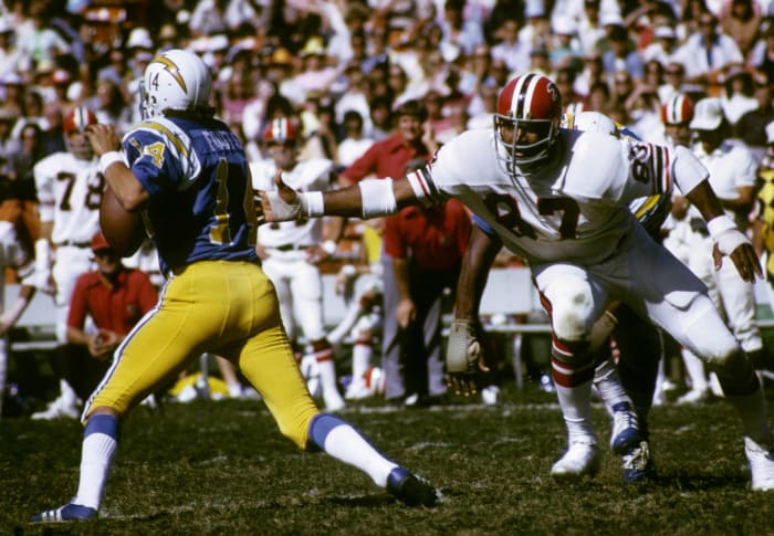 Atlanta Falcons: Zook becomes solid Claude Humphrey sidekick
