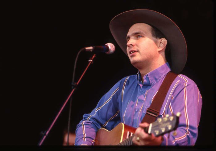 Country Legends 92.9 HD2 - On this day in 1998, Garth Brooks