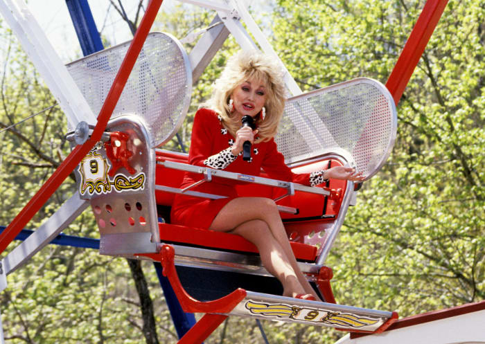 1991: Eagle Mountain Sanctuary opens at Dollywood