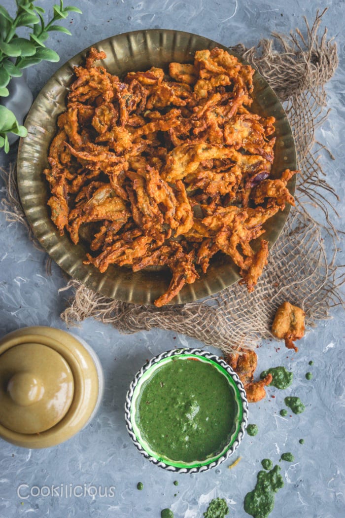 Crispy fried onion pakoda