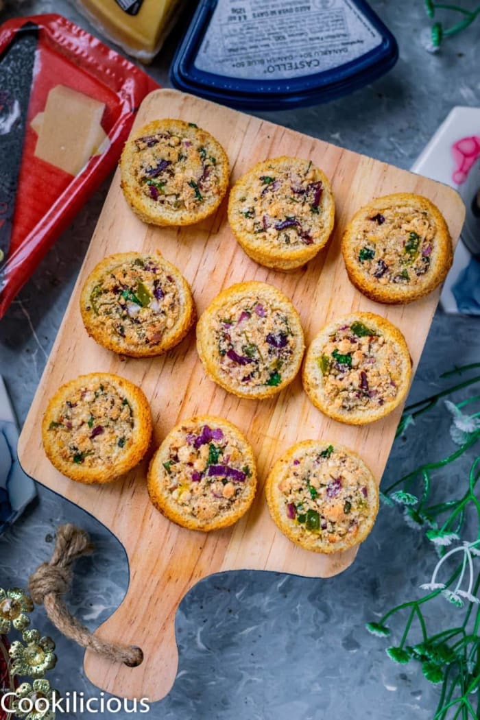 Baked cheese-stuffed bread rings