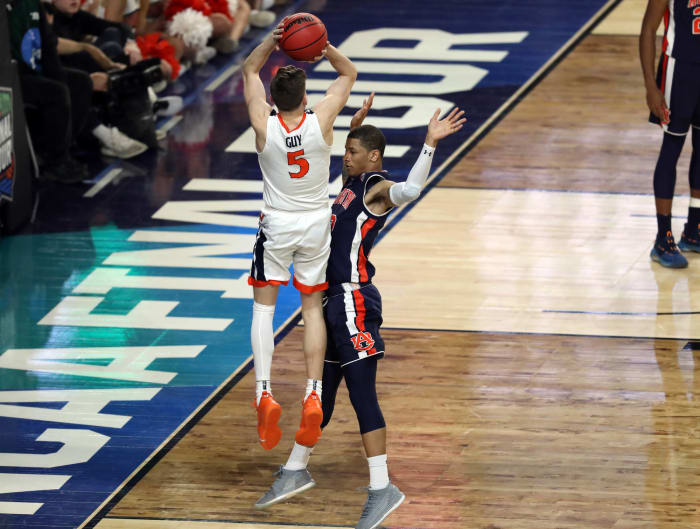 Virginia survives Auburn thanks to a questionable foul
