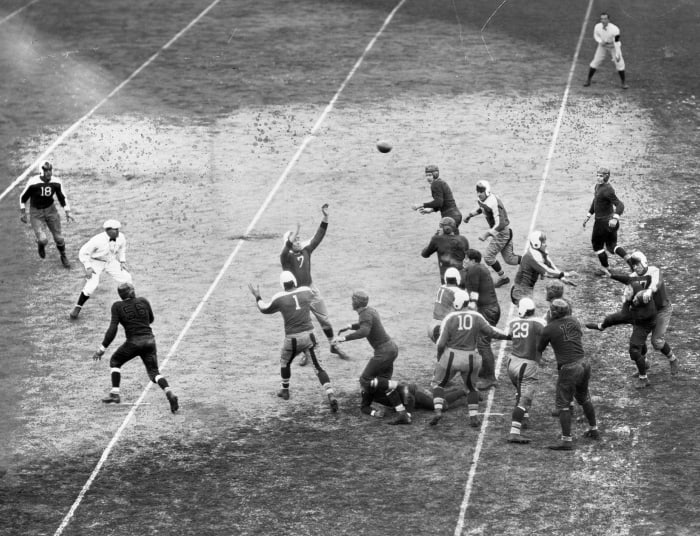 1934: Giants beat undefeated Bears in championship game